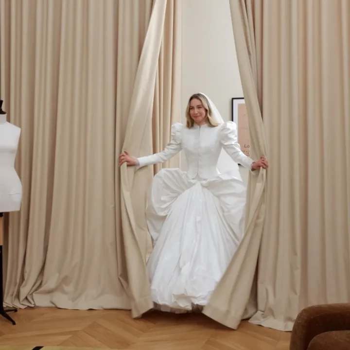 vogue-was-bij-de-trouwjurkfitting-van-este-haim-bij-louis-vuitton-in-parijs-378908
