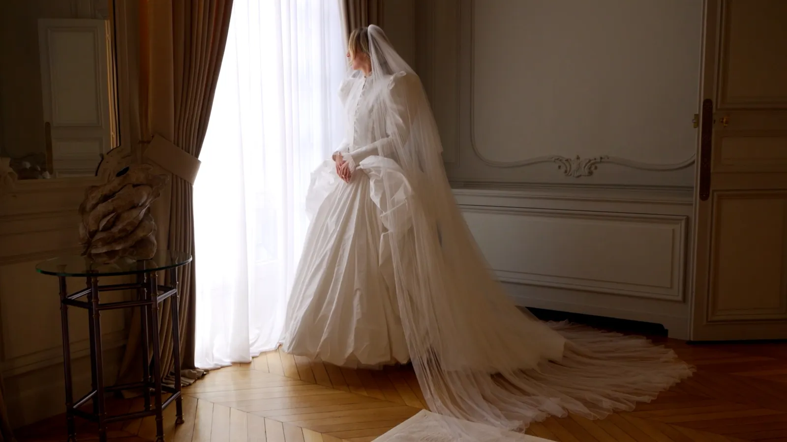 Este Haim draagt haar trouwjurk van Louis Vuitton