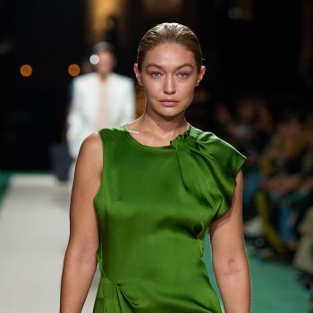 gigi-hadid-ruilt-haar-blonde-lokken-in-voor-een-inktzwarte-coupe-379942