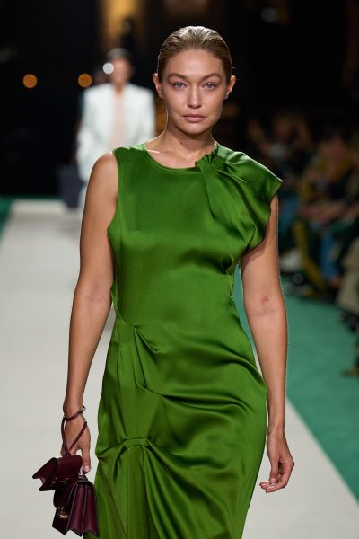 gigi-hadid-ruilt-haar-blonde-lokken-in-voor-een-inktzwarte-coupe-379942