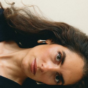 gisele-azad-het-is-het-voortdurende-gevoel-van-rouwen-om-een-thuis-dat-je-nooit-echt-hebt-gekend-382327