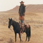 vrouw op paard, gefotografeerd door Arran & Jules, Vogue Living, januari/februari 2026