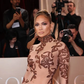 jennifer-lopez-draagt-een-doorschijnende-jurk-tijdens-de-golden-globes-2026-380111