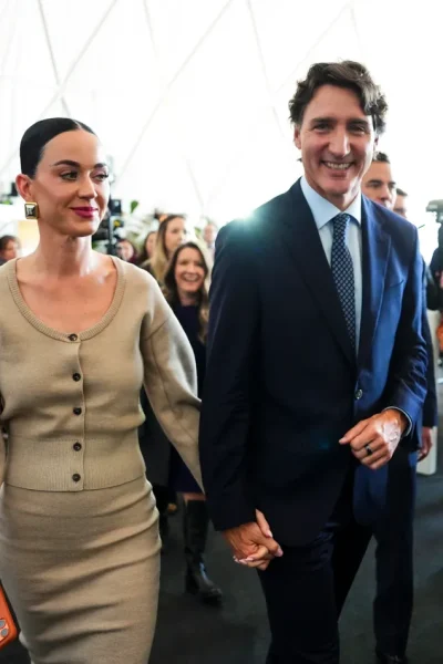 conservatief-of-kameleon-dit-zeggen-de-nieuwste-looks-van-katy-perry-over-haar-stijl-381550