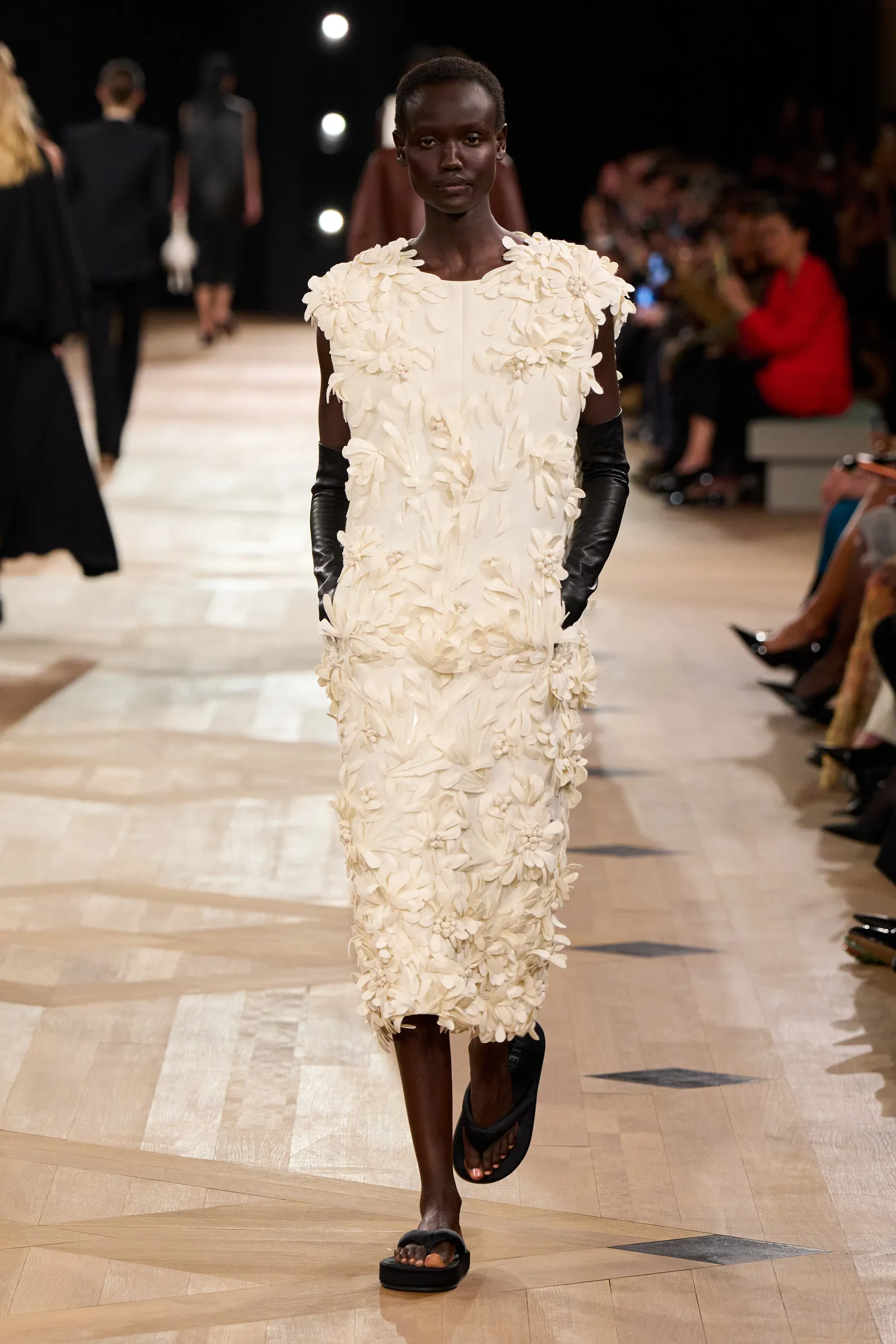 Cloud Dancer op de runway bij Balenciaga.