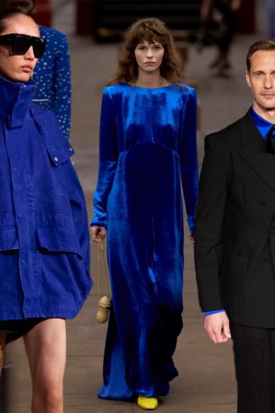 beroemdheden-en-ontwerpers-zijn-het-eens-kobaltblauw-is-de-nieuwe-trendkleur-379260