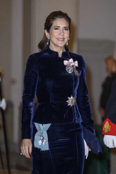 koningin-mary-maakt-een-chique-verschijning-in-deze-volledig-fluwelen-outfit-379165