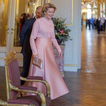 koningin-mathilde-begint-het-jaar-in-een-elegante-poederroze-look-379826
