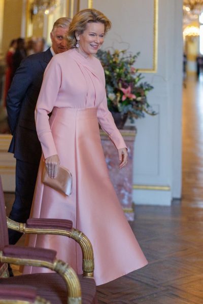koningin-mathilde-begint-het-jaar-in-een-elegante-poederroze-look-379826