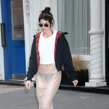 kristen-stewart-bewijst-dat-een-doorschijnende-rok-ook-in-de-winter-kan-379380