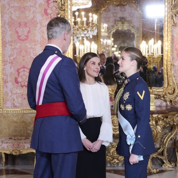 koningin-letizia-kiest-dit-klassieke-kleurenduo-tijdens-nieuwjaarsreceptie-379363
