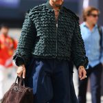 Lewis Hamilton met een van onze favoriete tassen voor mannen