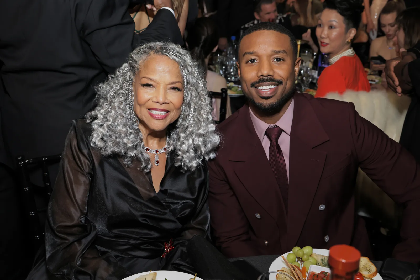 michael b jordan met zijn moeder donna bij de critics choice awards 2026