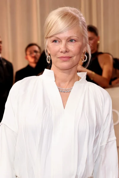 pamela-anderson-kiest-voor-een-opvallende-zijpony-bij-de-golden-globes-2026-380137