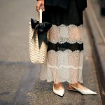 Vrouw draagt platte schoenen.