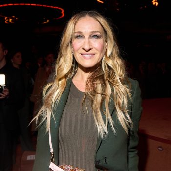 sarah-jessica-parker-draagt-een-outfit-van-deze-belgische-ontwerper-381497