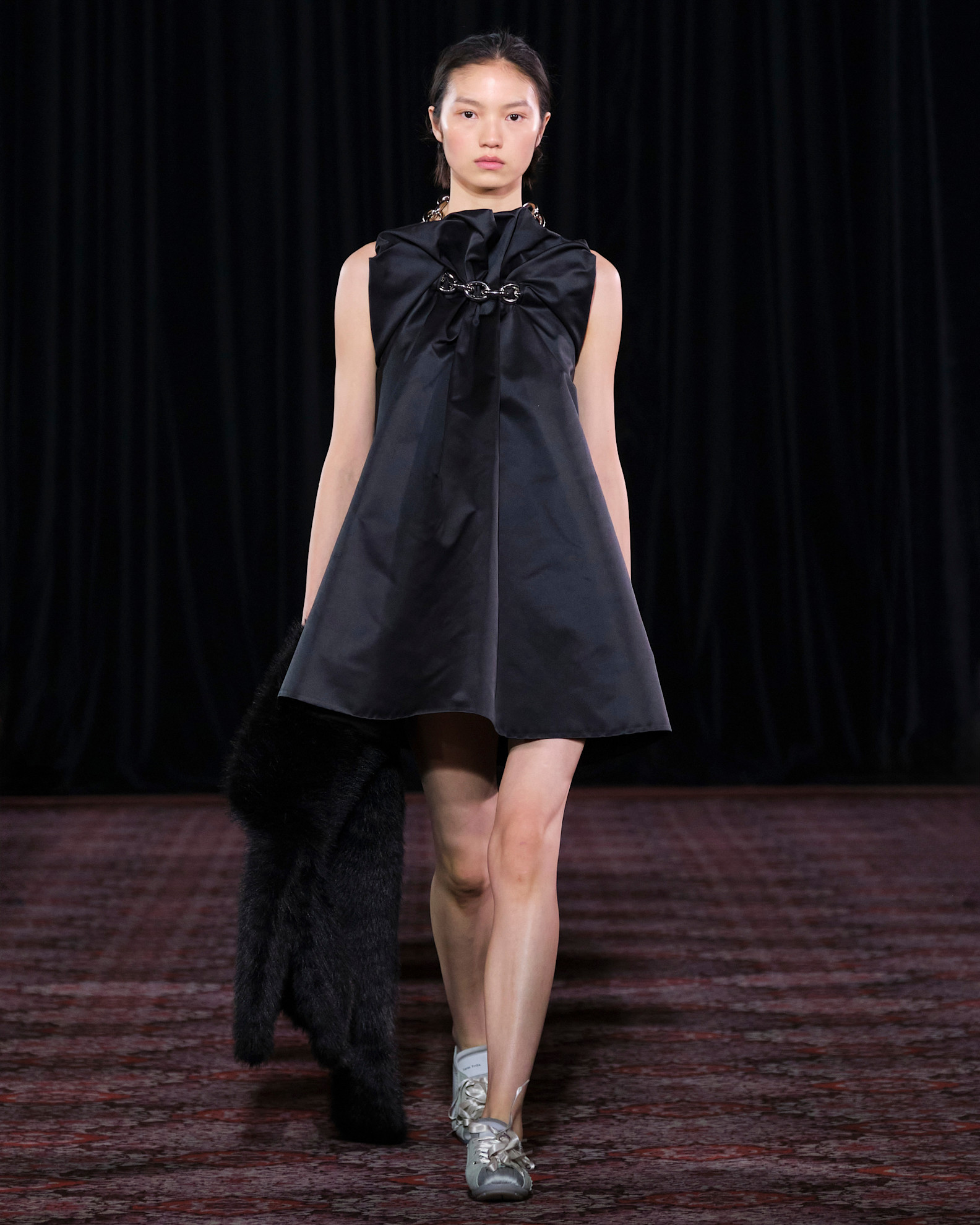 Satijnen sneakers bij Simone Rocha 