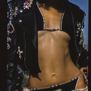 deze-zomer-willen-we-een-trendy-pucci-girl-of-nineties-it-girl-zijn-op-het-strand-in-deze-bikinis-401039