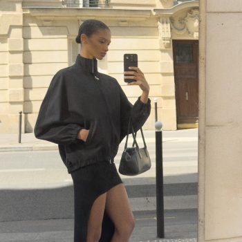 deze-telefoonhoesjes-tillen-je-spiegelselfie-naar-een-hoger-niveau-381682