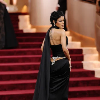 teyana-taylor-kiest-voor-decollete-aan-de-achterkant-tijdens-golden-globes-2026-380038