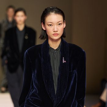 door-armani-weten-we-het-zeker-dit-jasje-uit-de-jaren-zeventig-is-terug-381282