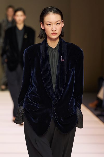 door-armani-weten-we-het-zeker-dit-jasje-uit-de-jaren-zeventig-is-terug-381282