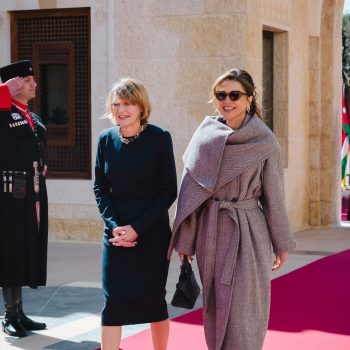 koningin-rania-draagt-een-van-de-grootste-jassentrends-van-het-moment-384683
