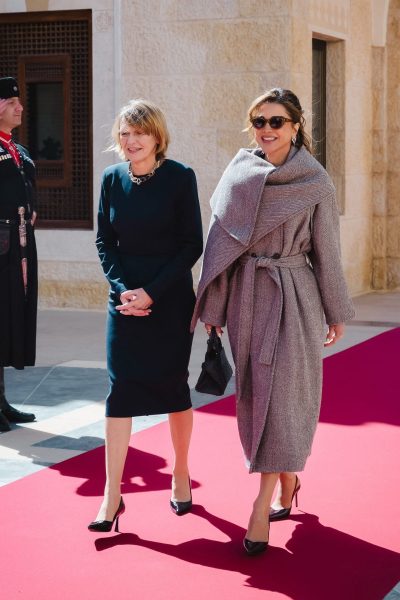 koningin-rania-draagt-een-van-de-grootste-jassentrends-van-het-moment-384683