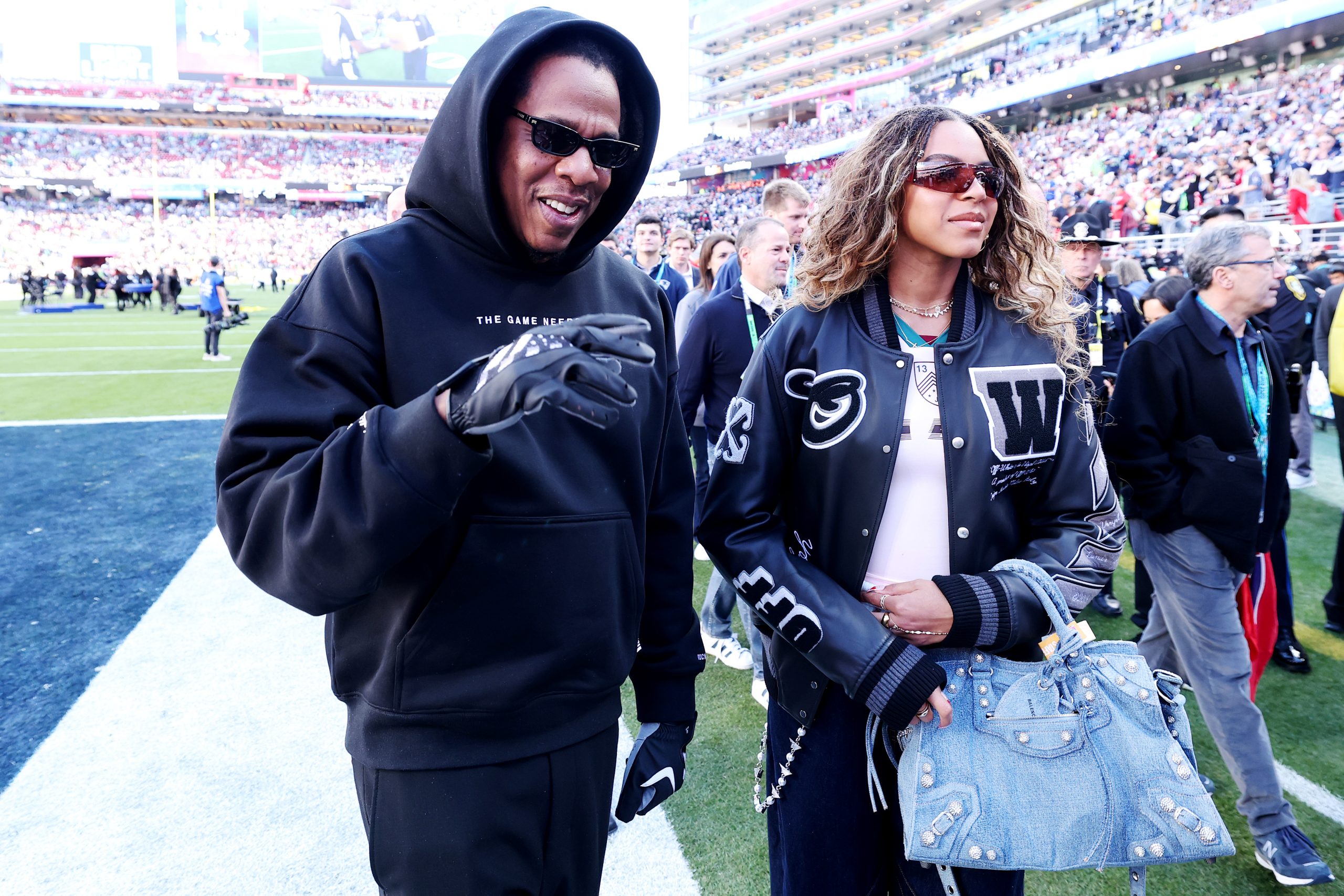 Blue Ivy draagt Balenciaga-tas bij de Super Bowl 2026