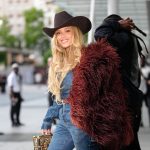 Beyoncé in Parijs met lang haar.