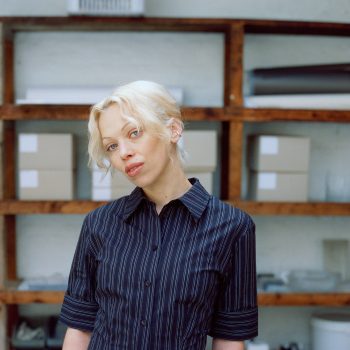 designer-ivania-carpio-over-haar-glaswerk-het-voelt-vanzelfsprekend-om-materiaal-opnieuw-te-gebruiken-385285