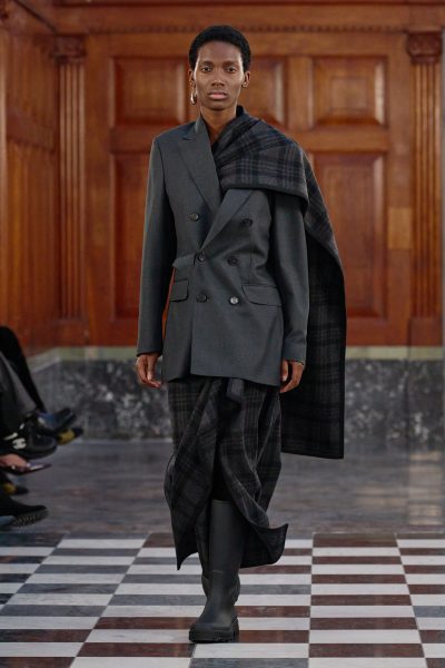 asymmetrie-capes-en-draperieen-voor-een-geslaagde-winterlook-382584