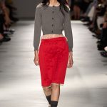 N°21 lente/zomer 2026 met een rood-grijs kleurencombinatie