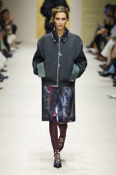 bella-hadid-liep-maar-liefst-vier-keer-in-de-prada-show-385585