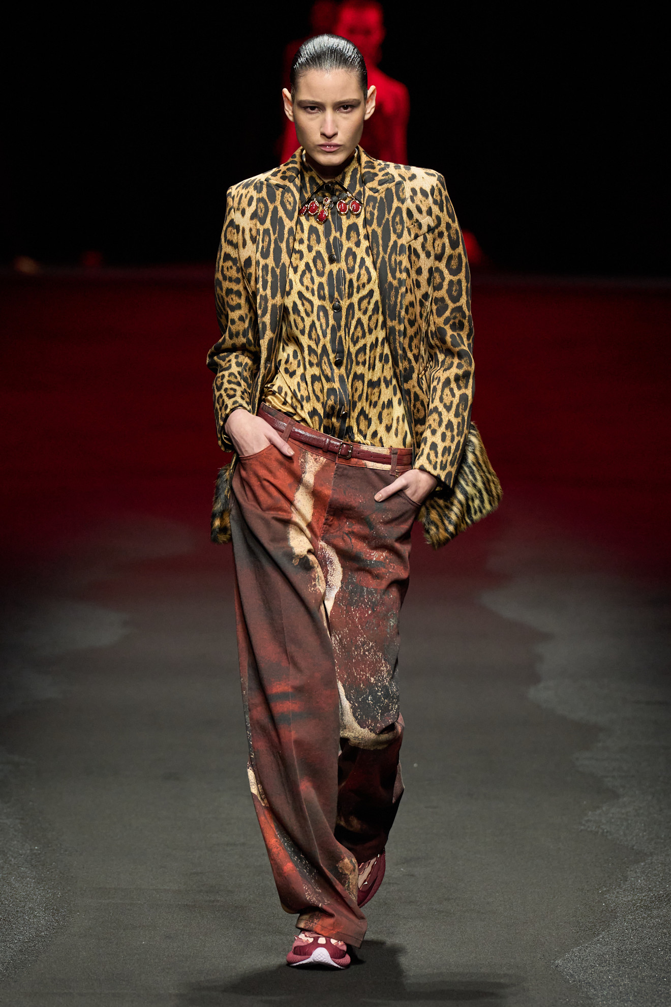 Roberto Cavalli herfst/winter 2025 met een 50/50 panter-rood look.