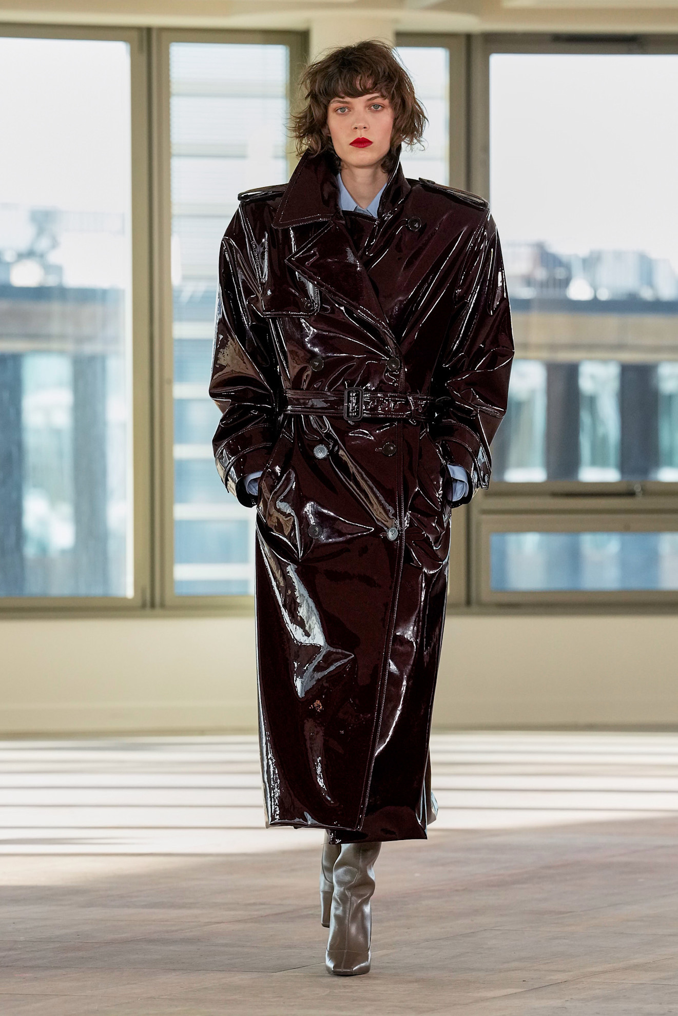 Stella Mccartney herfst/winter 2025 leren trenchcoat