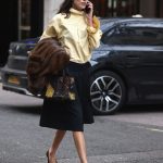 Alexa Chung in een achterstevoren blouse