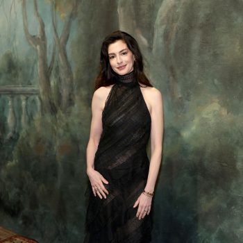 anne-hathaway-maakt-indruk-in-een-doorschijnende-ralph-lauren-jurk-383694