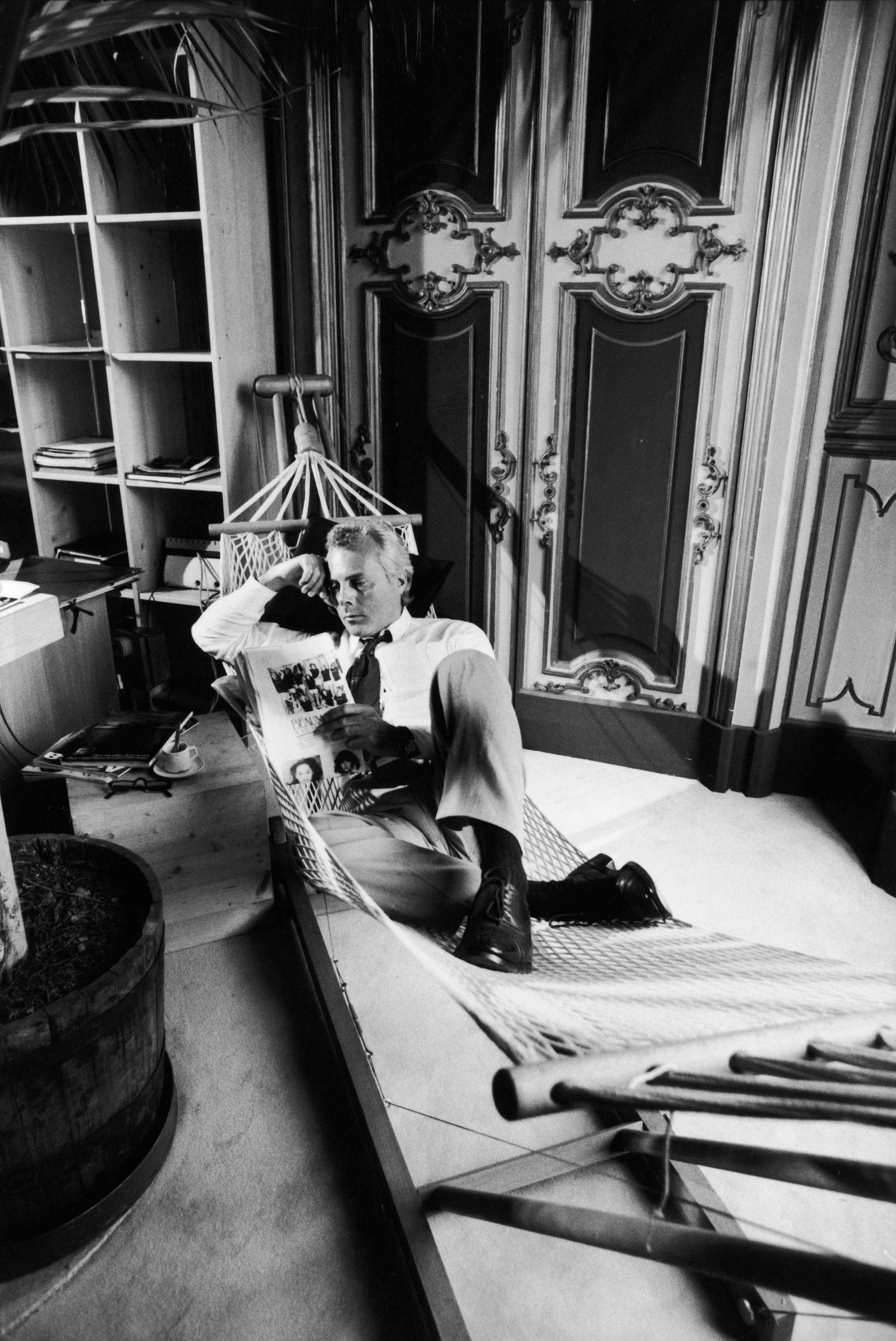 Armani in een hangmat. Thuis in Milaan, 1979.