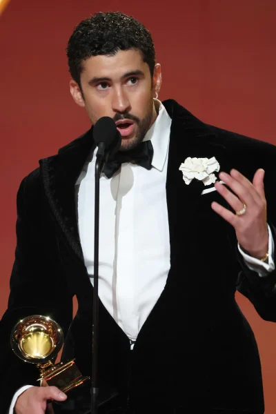 bad-bunny-deelt-krachtige-boodschap-tijdens-grammys-ice-out-wij-zijn-mensen-382522