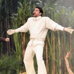 Bad Bunny in zijn Zara-outfit tijdens de Super Bowl halftime-show 2026