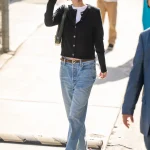 Dakota Johnson draagt een baggy skinny jeans