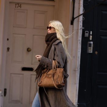 na-bella-hadid-draagt-claudia-schiffer-de-sterrenhandtas-van-2026-382947