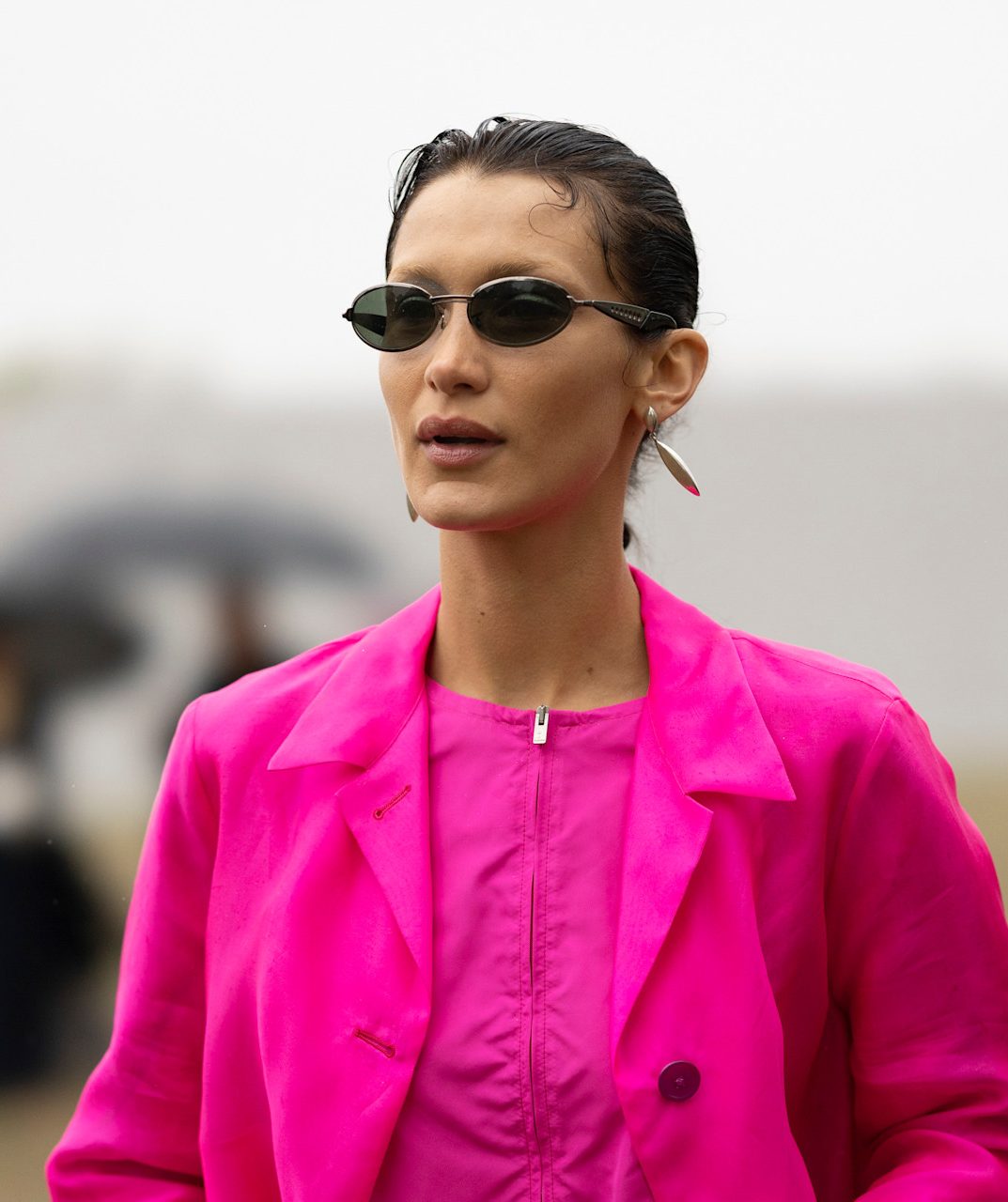 Bella Hadid in 2023 met een ronde vintage-achtige zonnebril