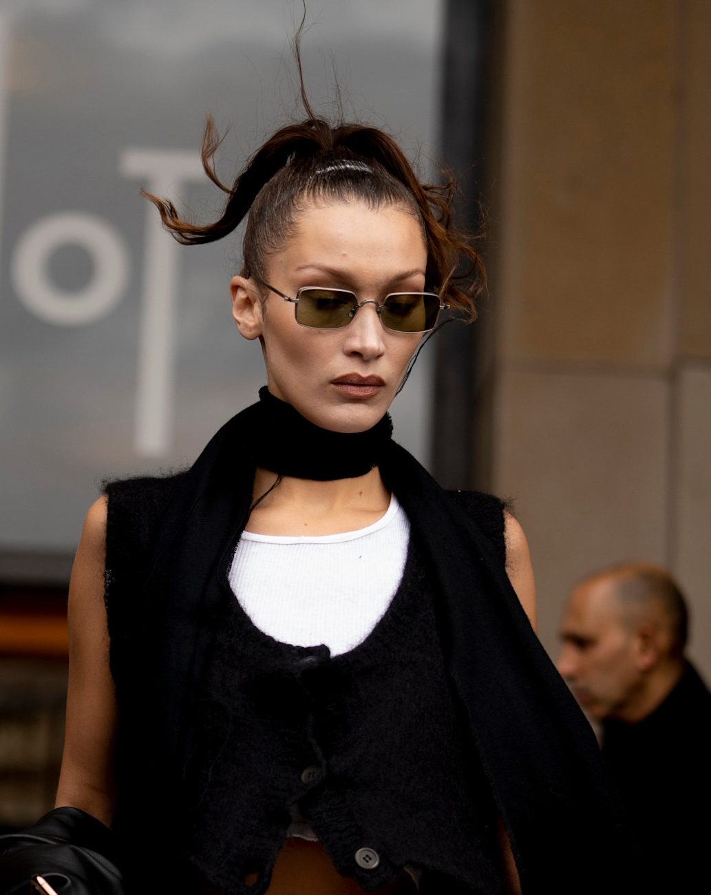 Bella Hadid draagt een slanke zonnebril met vierkante glazen in Parijs