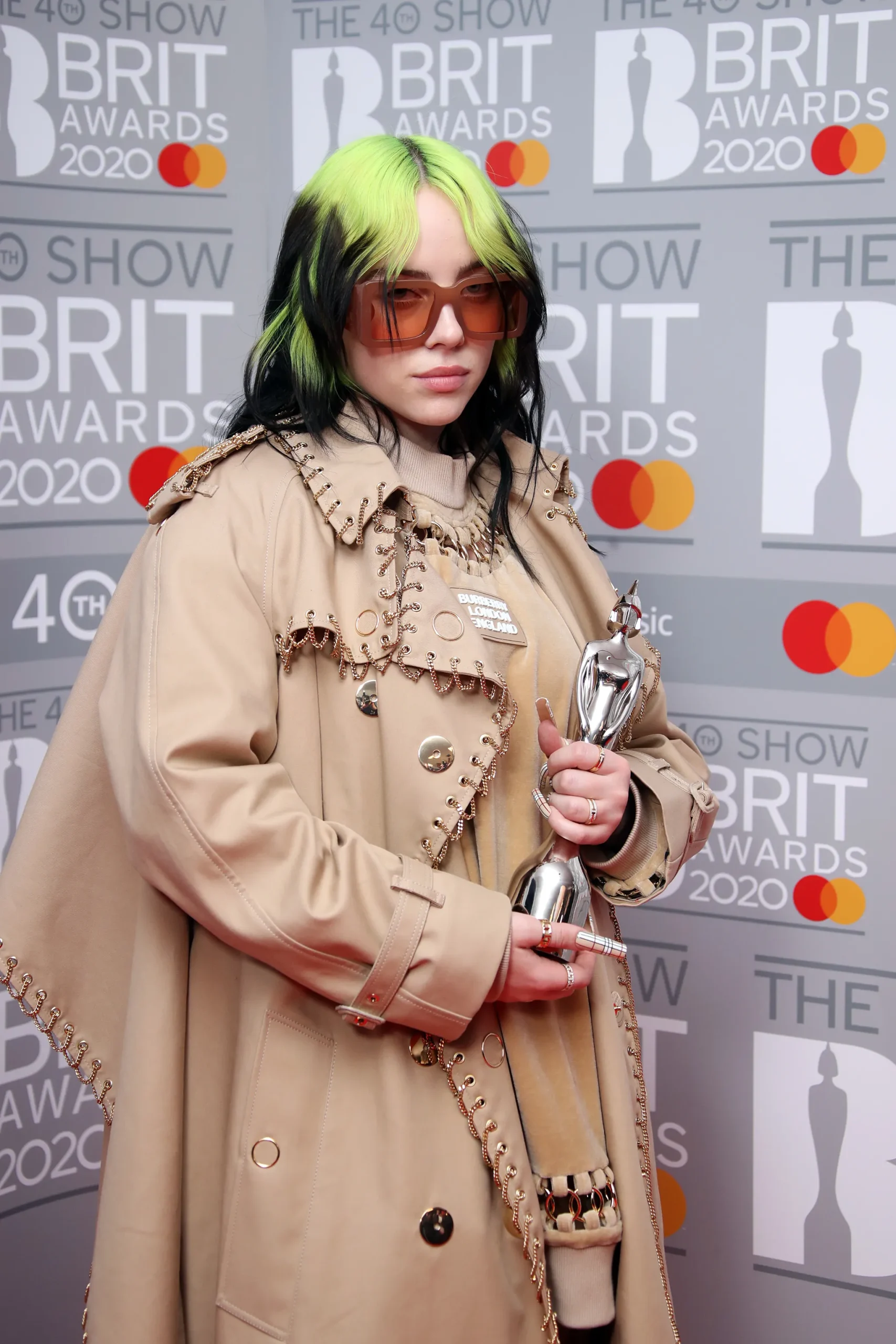 Billie Eilish in Burberry bij de Brit Awards, 2020