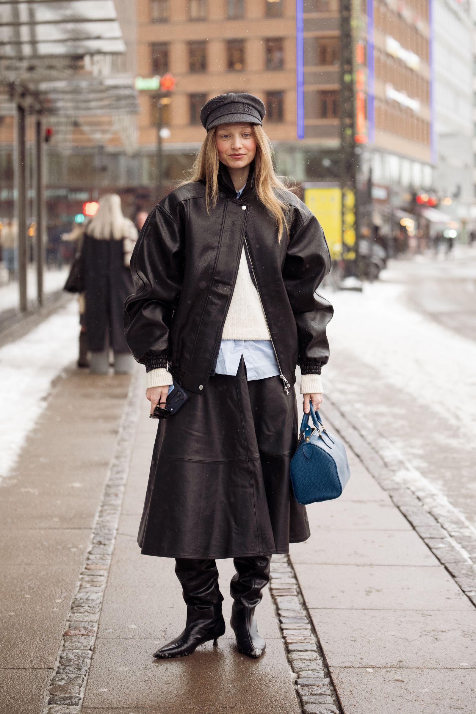 Streetstylebeeld van een kobaltblauwe tas
