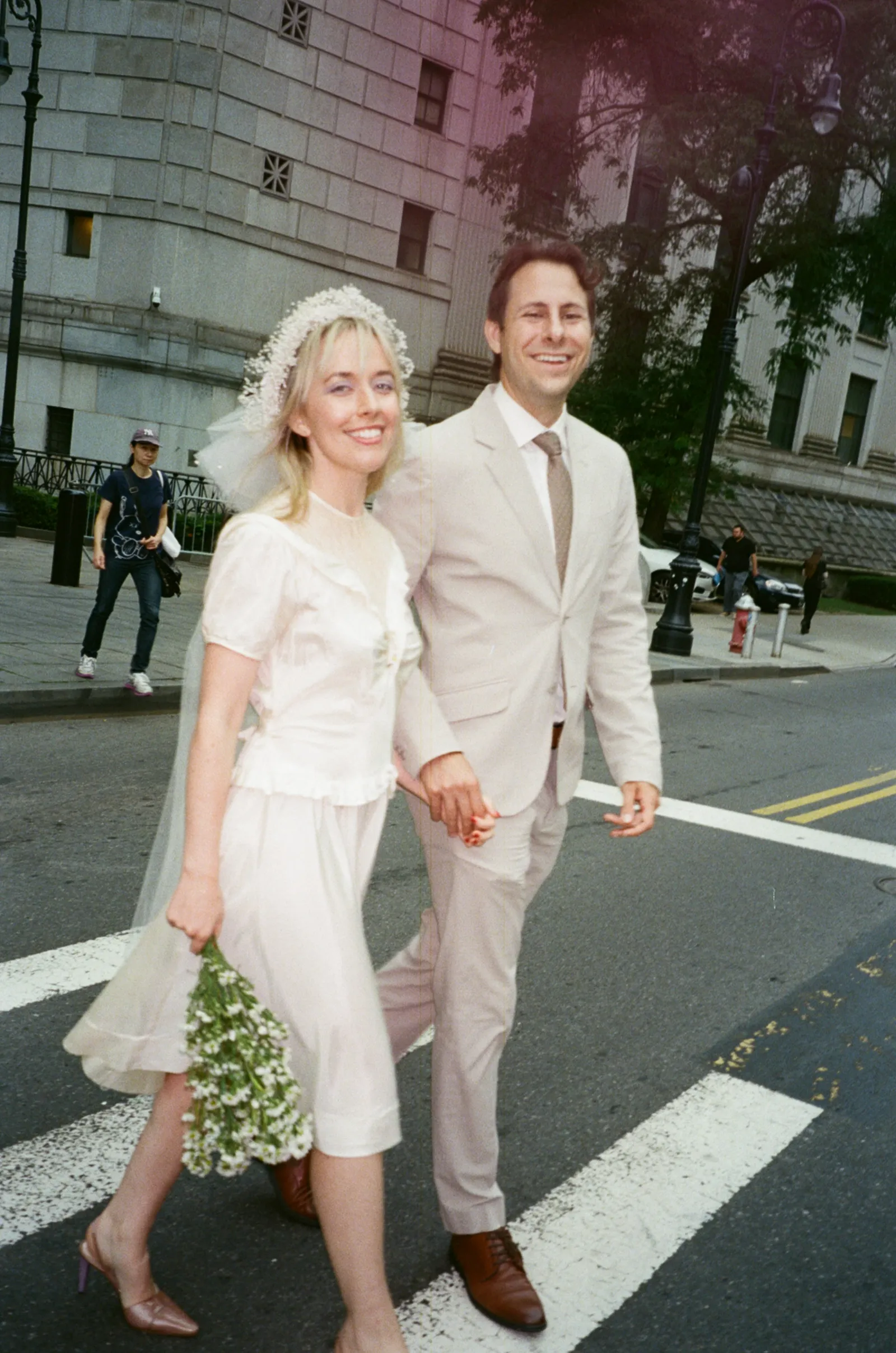 De bruid en bruidegom lopen over straat