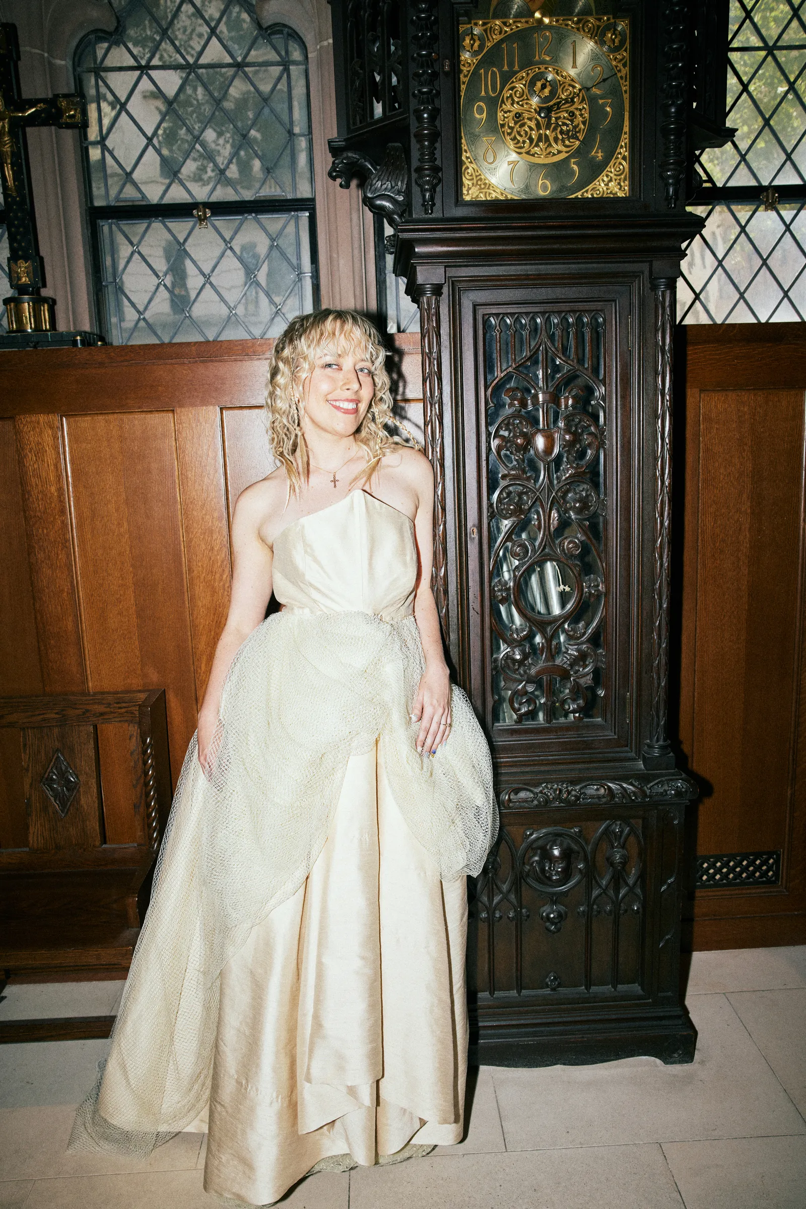 De bruid draagt haar jurk