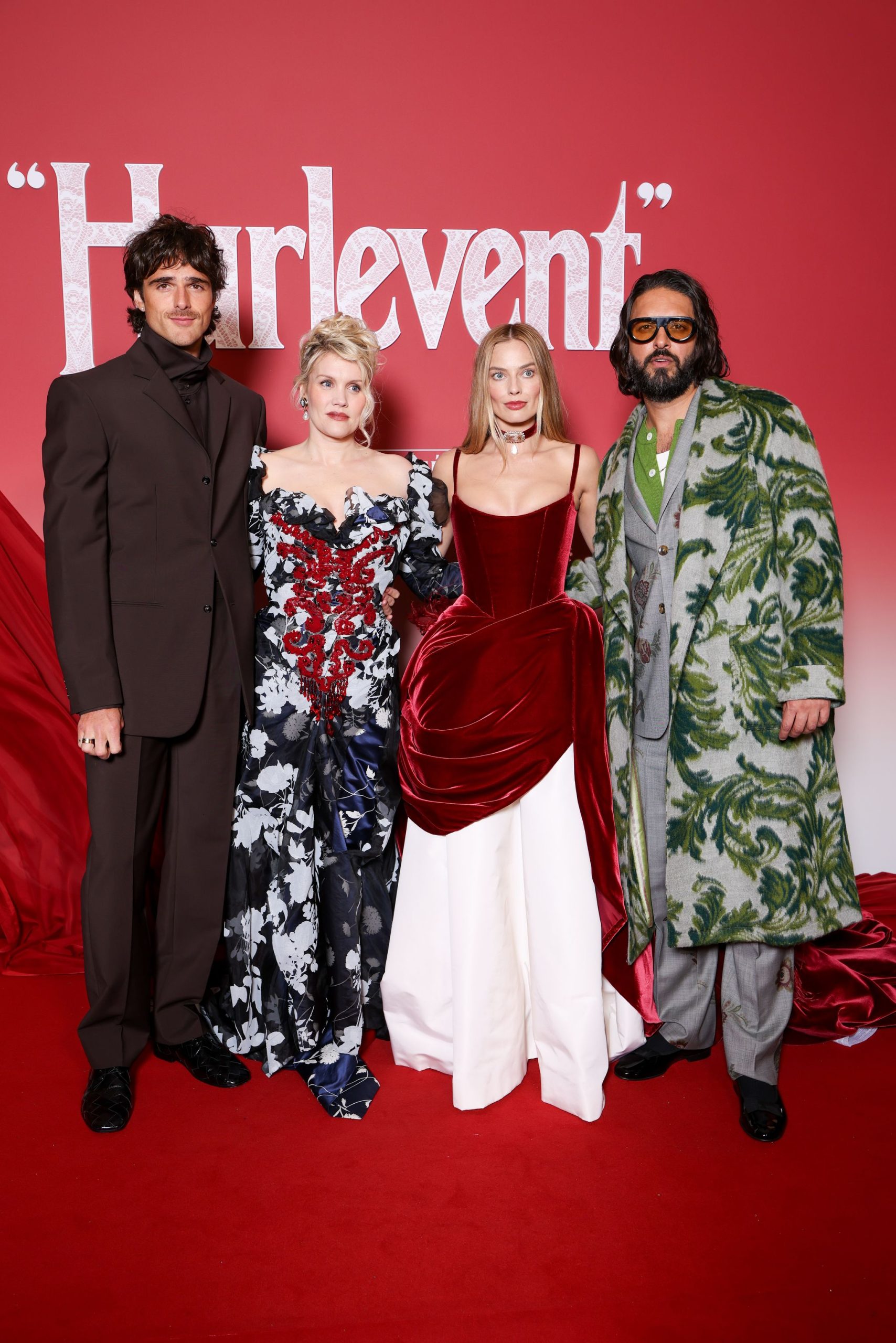 Jacob Elordi, Emerald Fennell in Andreas Kronthaler voor Vivienne Westwood, Margot Robbie in Chanel en Shazad Latif